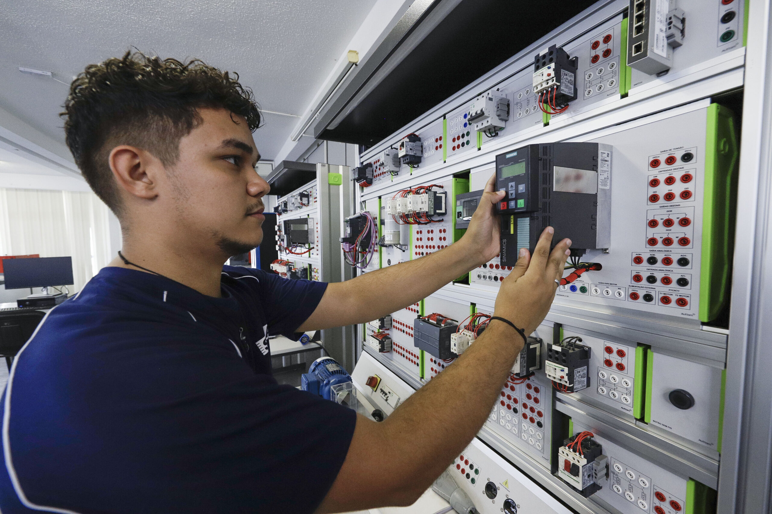 Economista aponta que desafogo no caixa do governo possibilitou maior programa de ensino técnico do país em Minas Gerais.