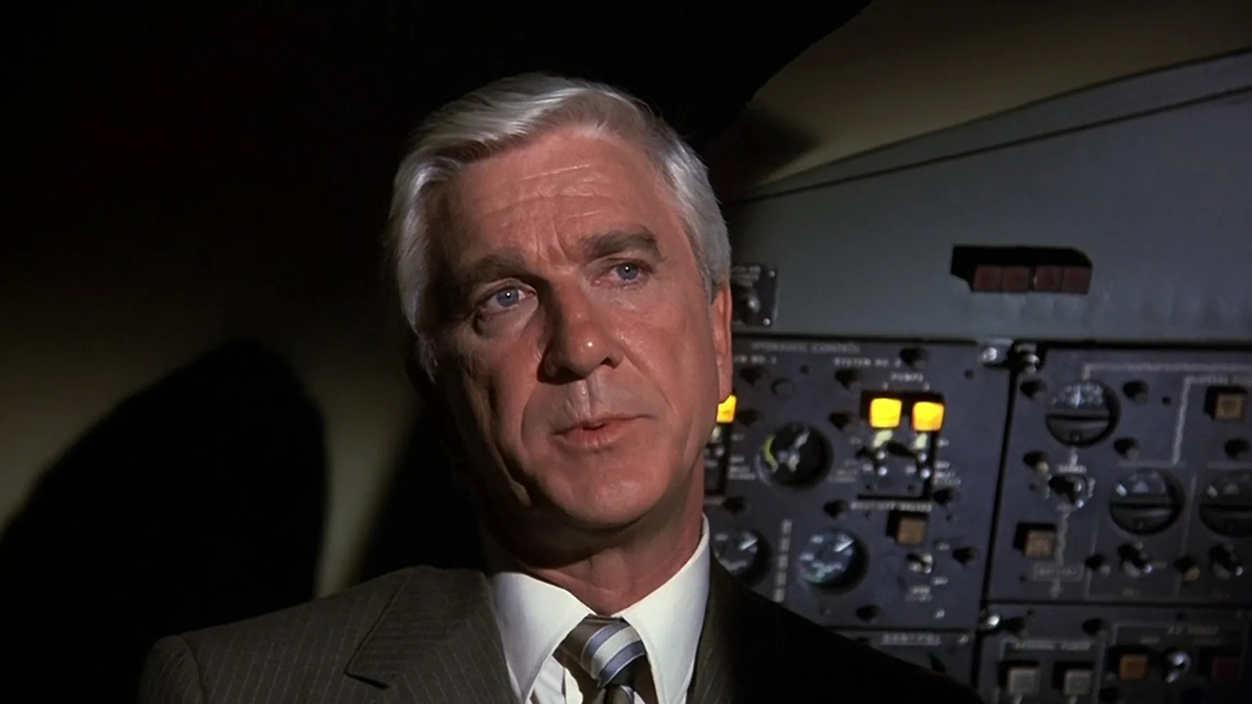 Em &#8220;Apertem os Cintos&#8230; O Piloto Sumiu!&#8221;, Leslie Nielsen estreou na comédia