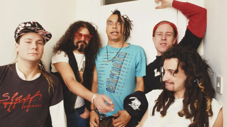 O baixista Billy Gould, o baterista Mike Bordin, o cantor Chuck Mosley, o tecladista Roddy Bottum e o guitarrista Jim Martin