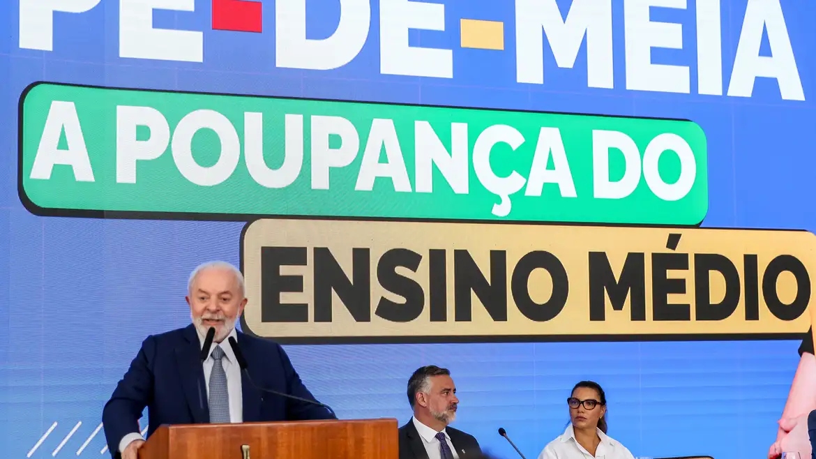 Lula no lançamento do programa Pé de Meia, no ano passado.