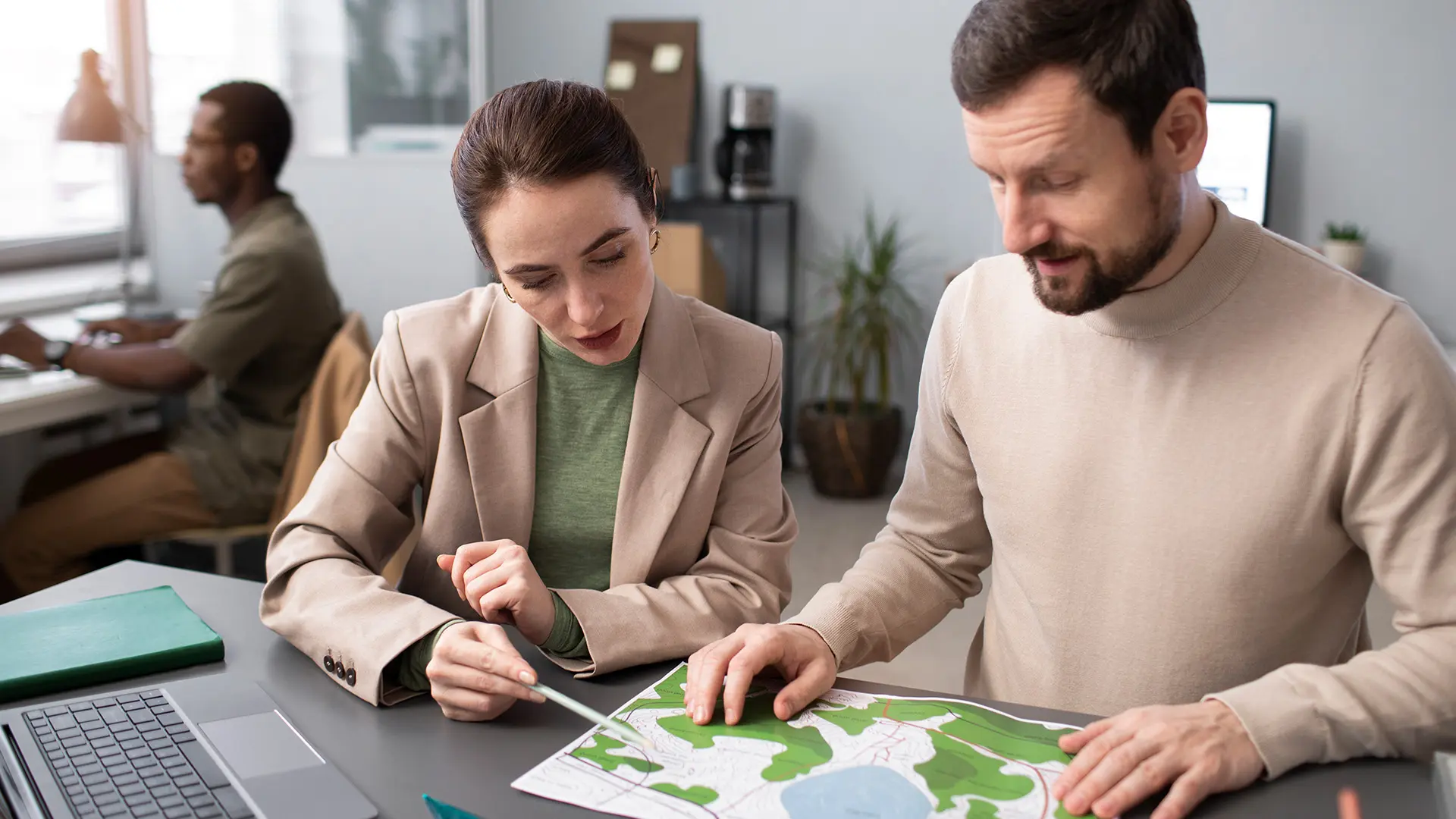 Estudos e dados recentes demonstram que empresas com uma estratégia climática robusta conseguem alcançar melhores resultados financeiros