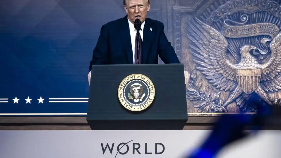 Em Davos, Trump promete cortar impostos para empresas que produzirem nos EUA