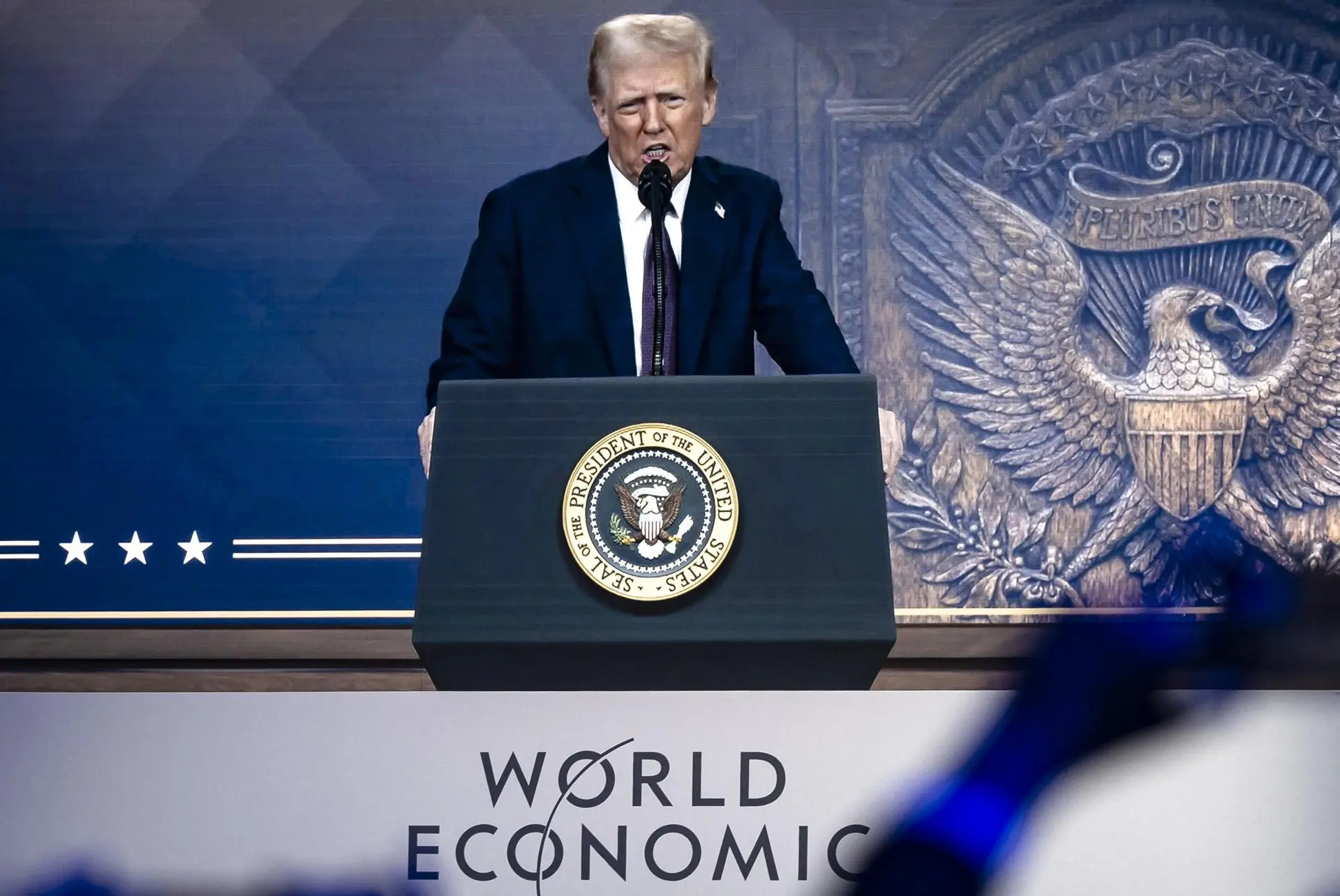 Em Davos, Trump promete cortar impostos para empresas que produzirem nos EUA