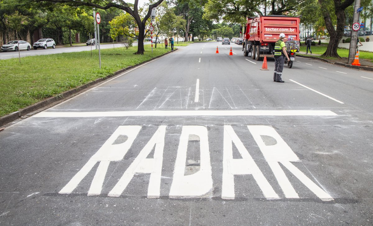 Radares em Curitiba terão nova sinalização na pista e nos postes.