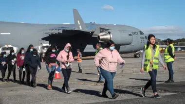 Governo Trump envia os primeiros migrantes deportados para a Guatemala em aviões militares