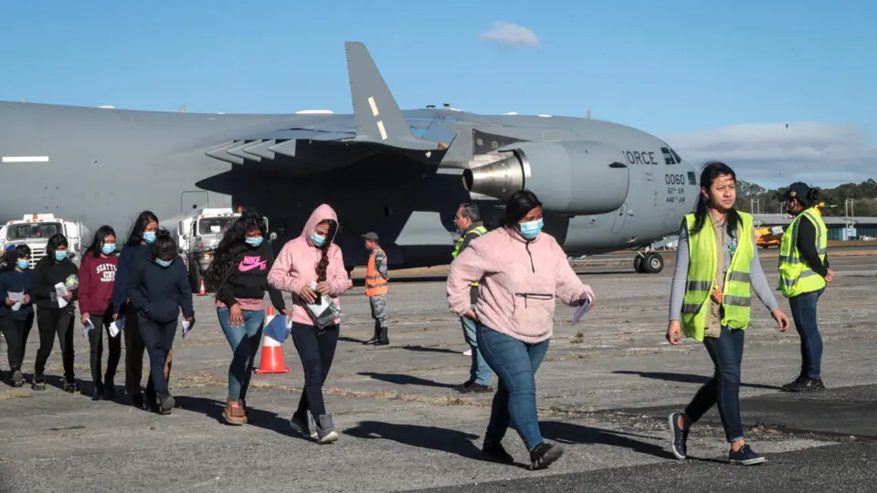 Governo Trump envia os primeiros migrantes deportados para a Guatemala em aviões militares