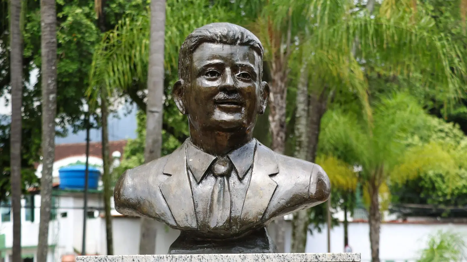 Busto de Rubens Paiva em frente a quartel que abrigava o Doi/Codi no Rio de Janeiro.