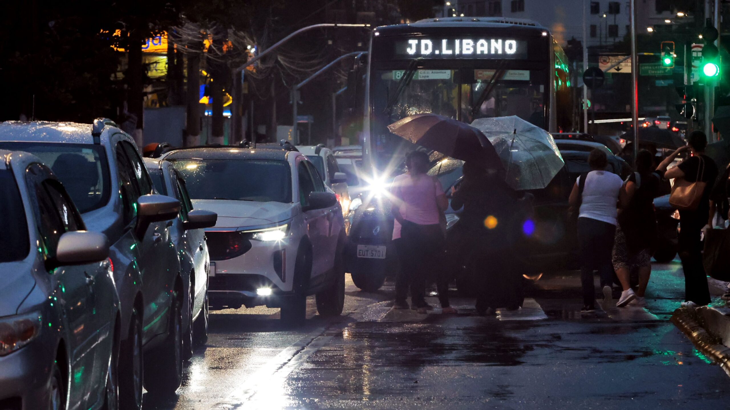 Temporal causa alagamentos e  congestiona o trânsito em São Paulo na sexta-feira (24)