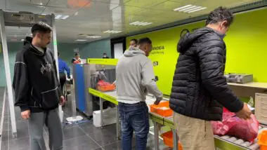 Brasileiros deportados dos EUA após chegada do voo em Manaus