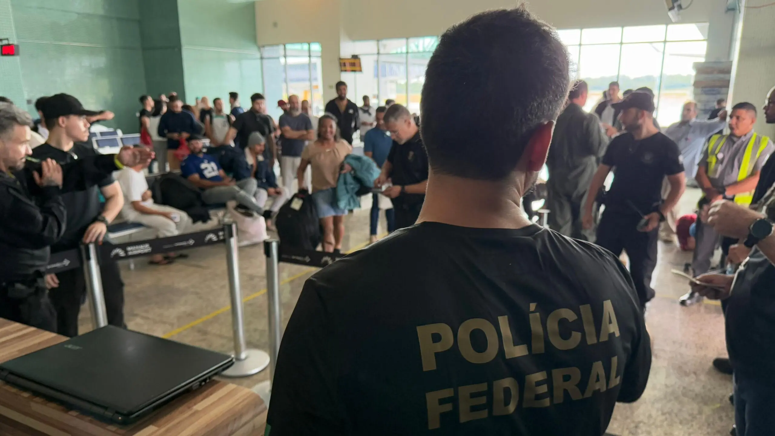 Os brasileiros deportados dos EUA pernoitaram em Manaus antes de seguirem para o aeroporto de Confins, em Belo Horizonte