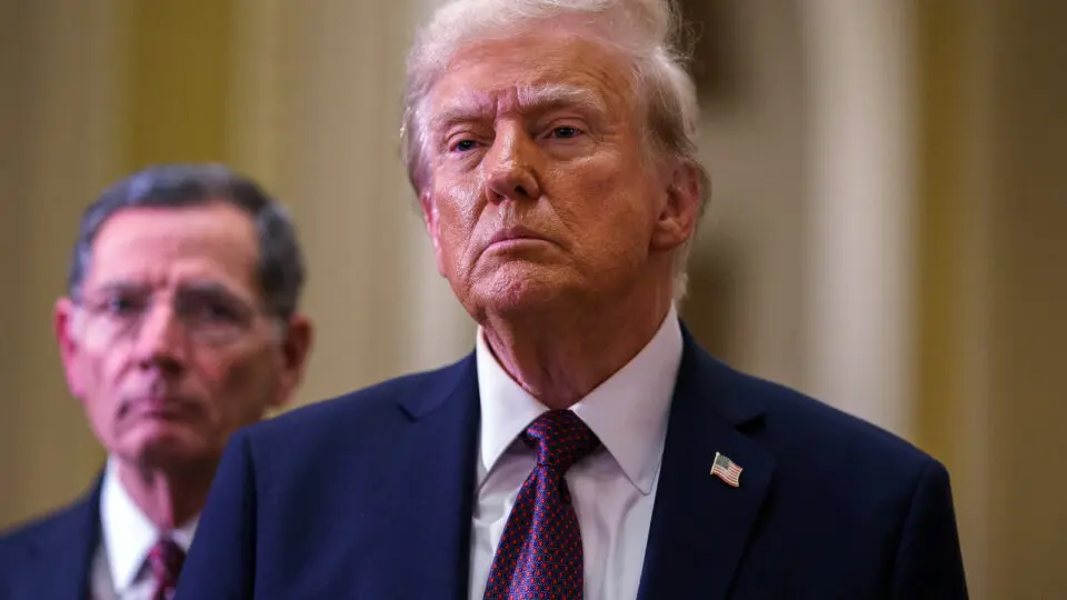 Trump vai conversar com a China, mas alerta que tarifas podem aumentar "substancialmente"