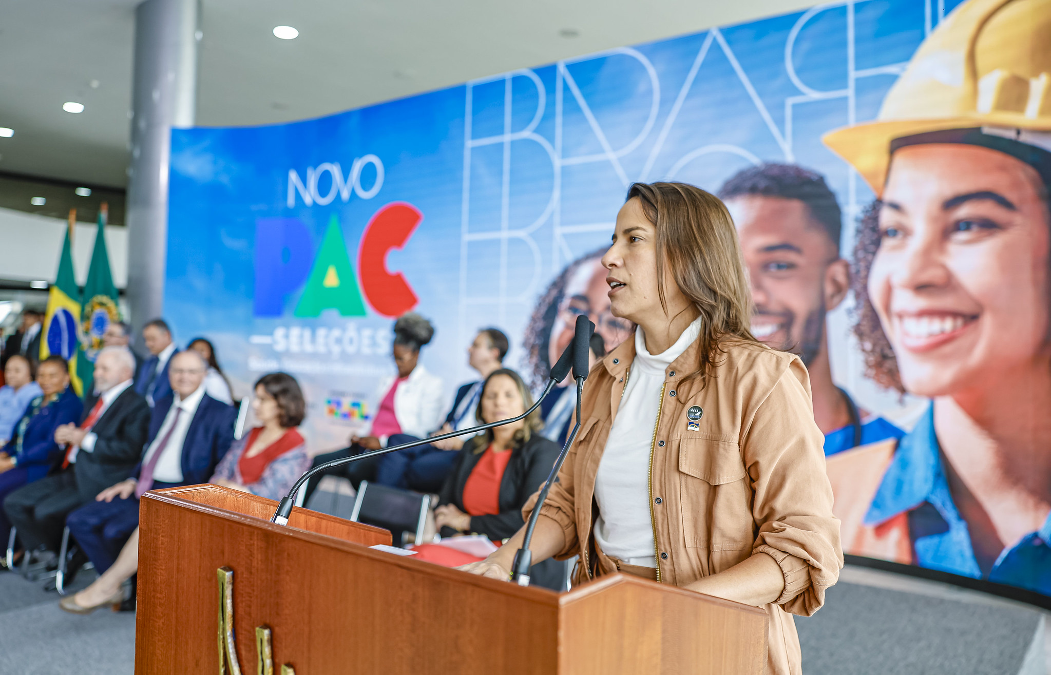 Governadora Raquel Lyra (PSDB) articula apoio petista para reeleição em Pernambuco.