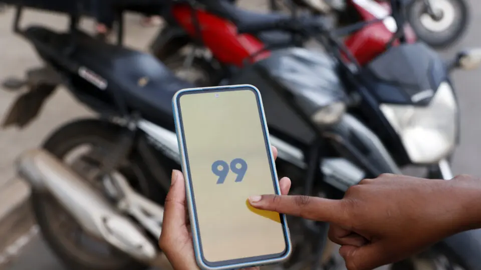 Serviço de moto oferecido por Uber e 99 evidencia "gap" do transporte público em grandes metrópoles.