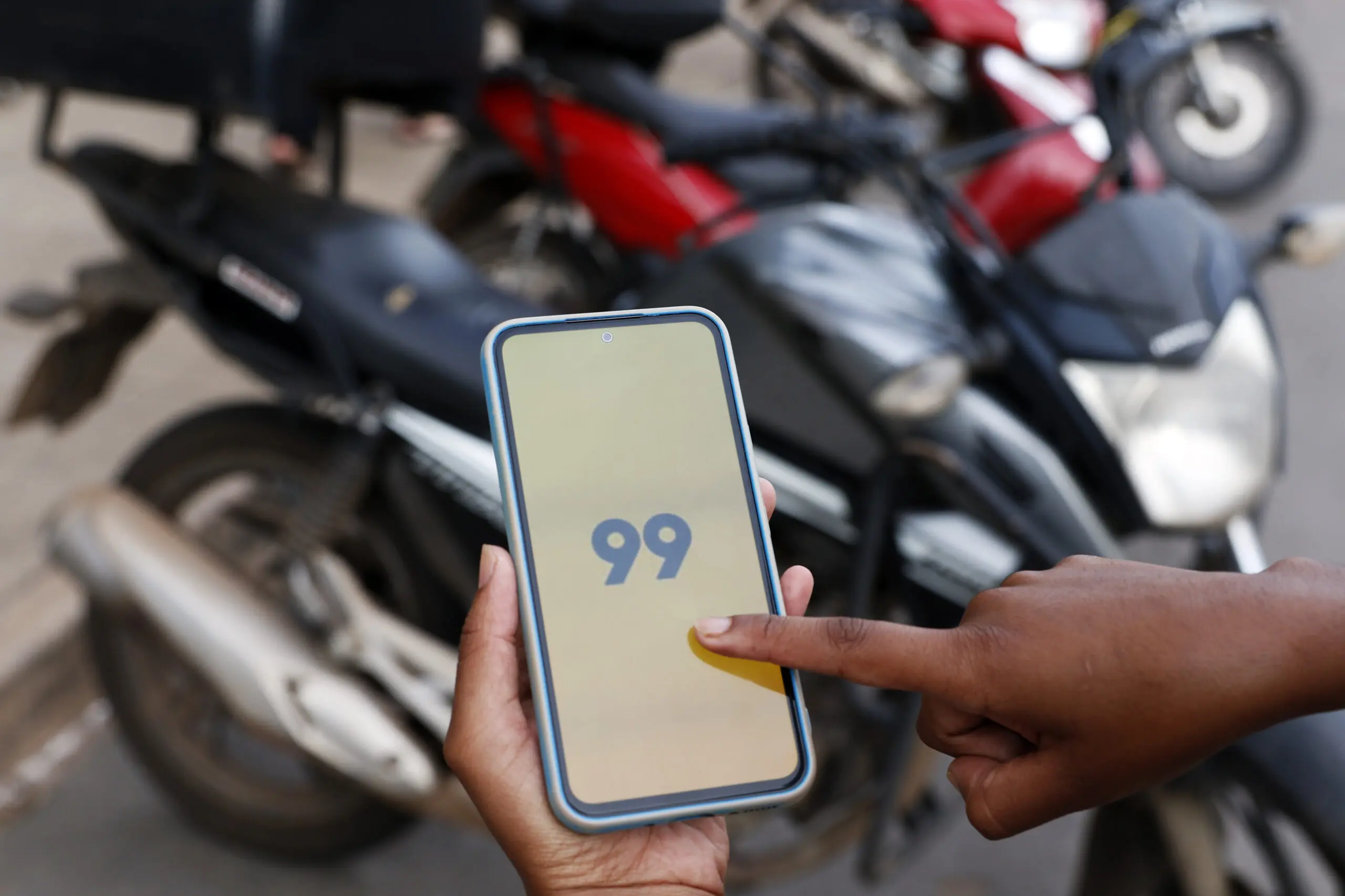 Serviço de moto oferecido por Uber e 99 evidencia "gap" do transporte público em grandes metrópoles.