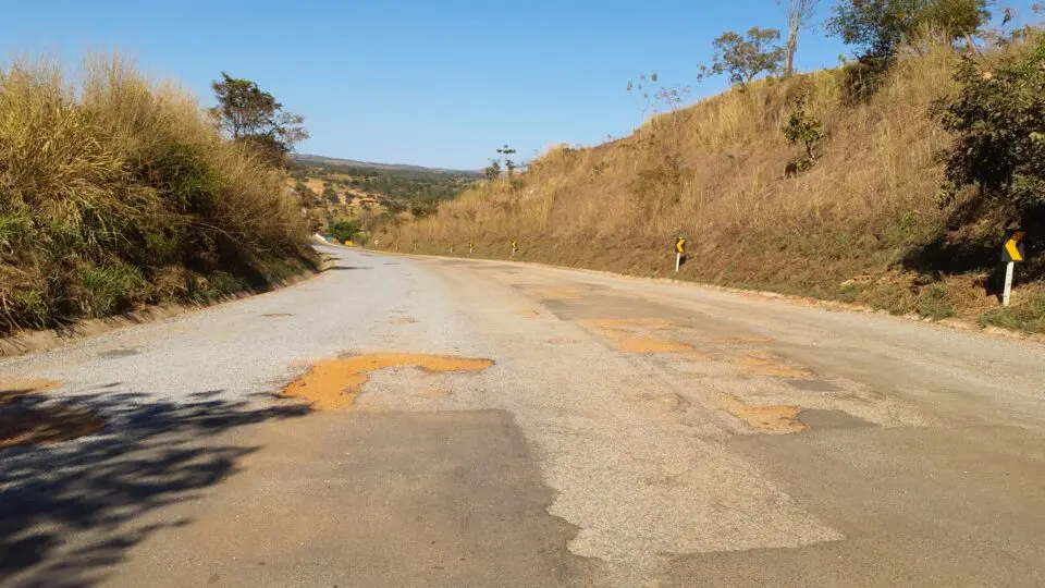 Rodovia BR-352 em trecho de Abadia dos Dourados, em Minas Gerais. 