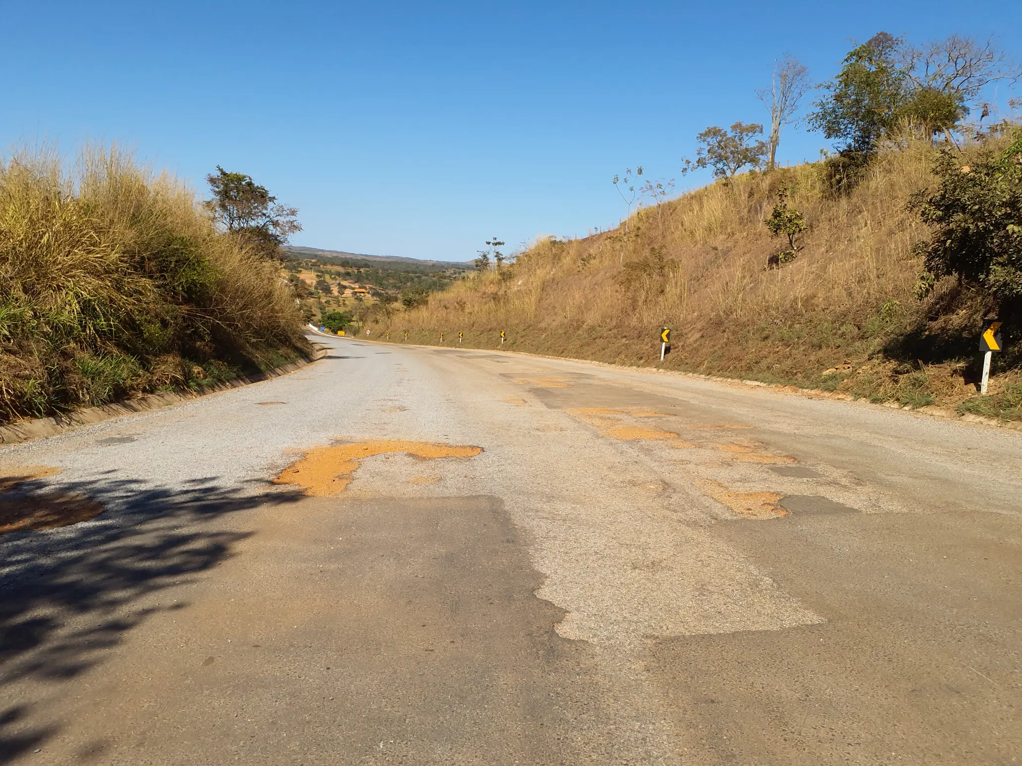 Rodovia BR-352 em trecho de Abadia dos Dourados, em Minas Gerais.