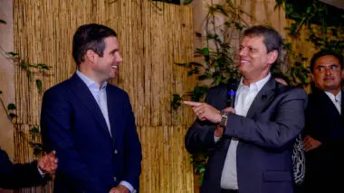 Jantar em São Paulo sela acordo entre Tarcísio de Freitas (Republicanos) e deputado federal Hugo Motta (Republicanos-PB) para a presidência da Câmara dos Deputados.