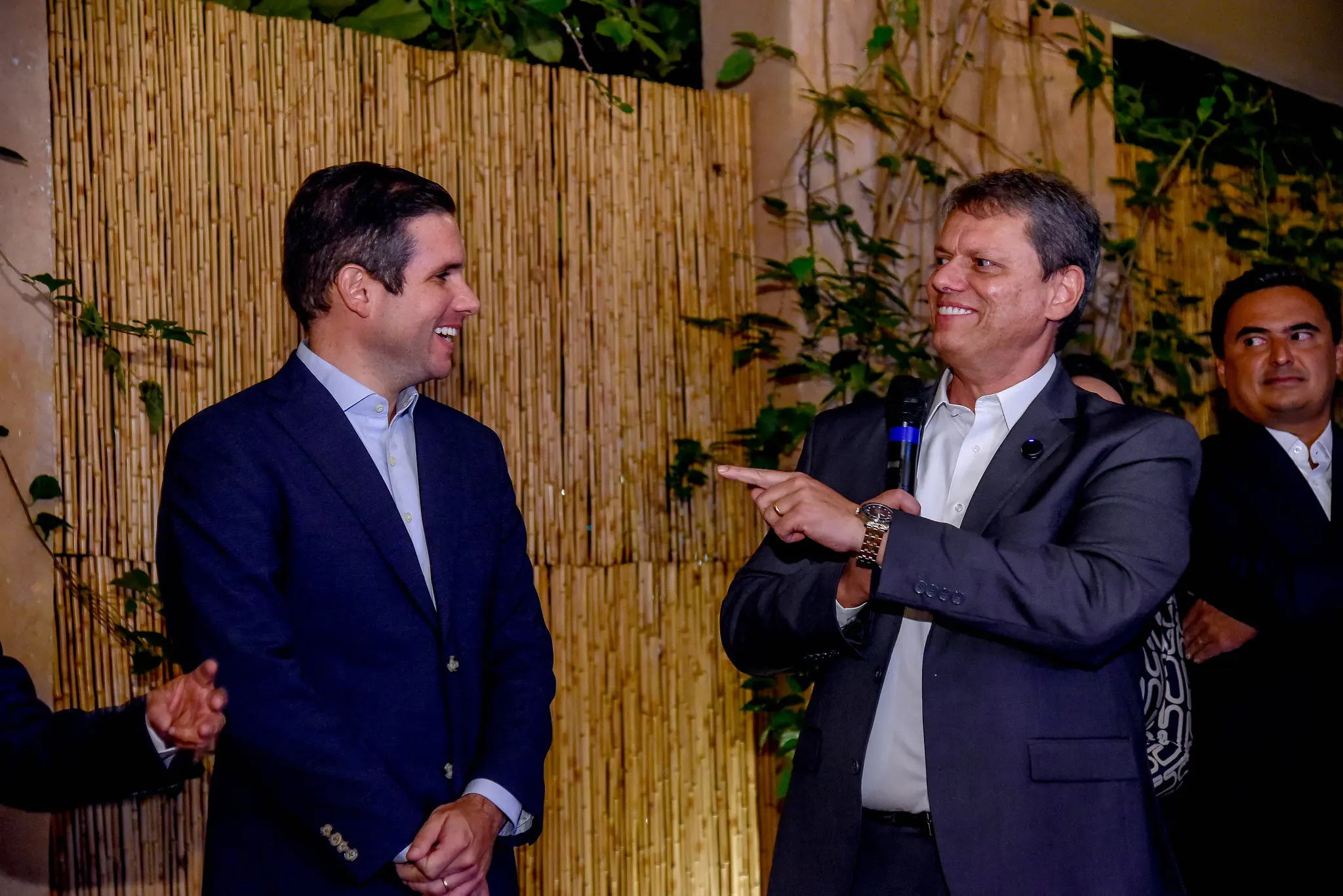 Jantar em São Paulo sela acordo entre Tarcísio de Freitas (Republicanos) e deputado federal Hugo Motta (Republicanos-PB) para a presidência da Câmara dos Deputados.