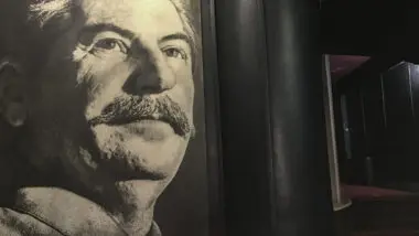 Imagem de Stalin em sua casa-museu na cidade de Gori, na Geórgia: ditador criou uma sociedade marcada pela delação e pelo medo.
