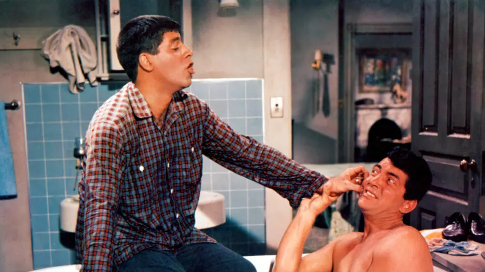 Jerry Lewis atazanando Dean Martin no filme de 1955
