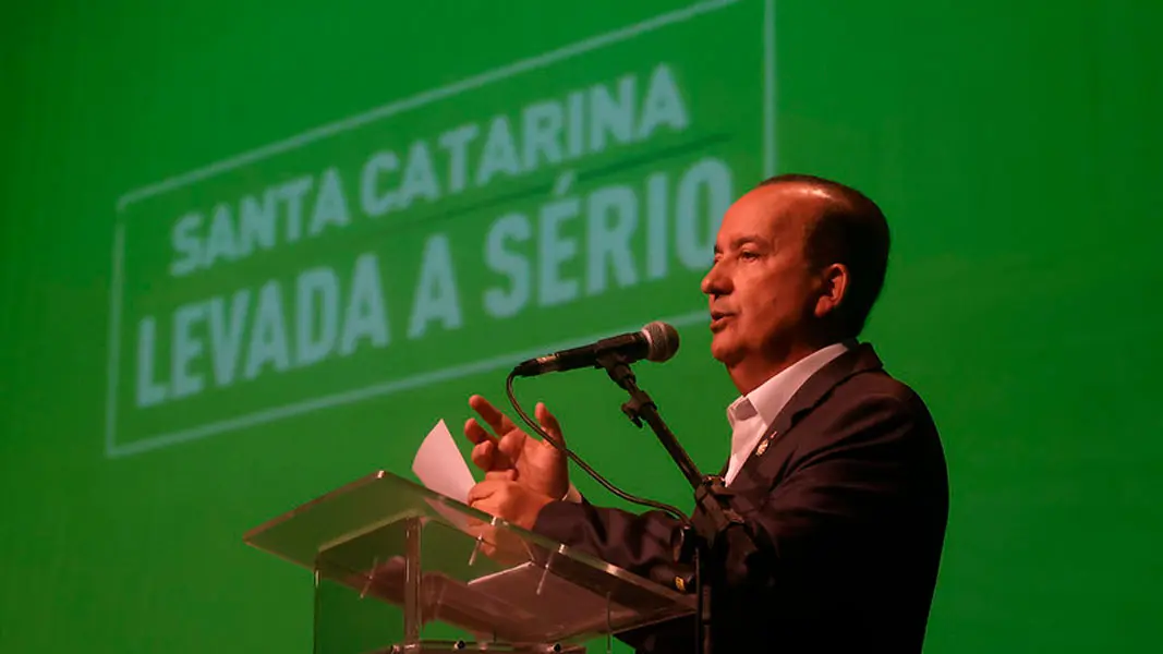 Jorginho Mello proíbe música de apologia a sexo e drogas em escolas de SC