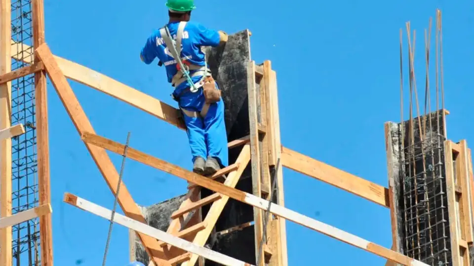Setor da construção civil registrou alta na aprovação, construção e venda de novos imóveis em 2024 na Região Metropolitana de Curitiba.