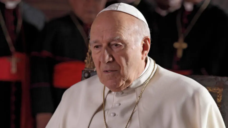 O ator Michel Piccoli faz o cardeal Melville, eleito o novo Papa