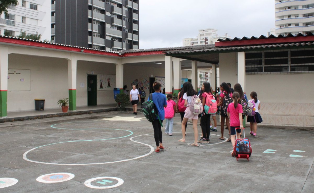 Lei sancionada pelo governador catarinense Jorginho Mello (PL) vale para escolas públicas e privadas.