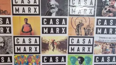 Decorada com lambe-lambes, a Casa Marx homenageia figuras como Karl Marx, Vladimir Lenin e Rosa Luxemburgo