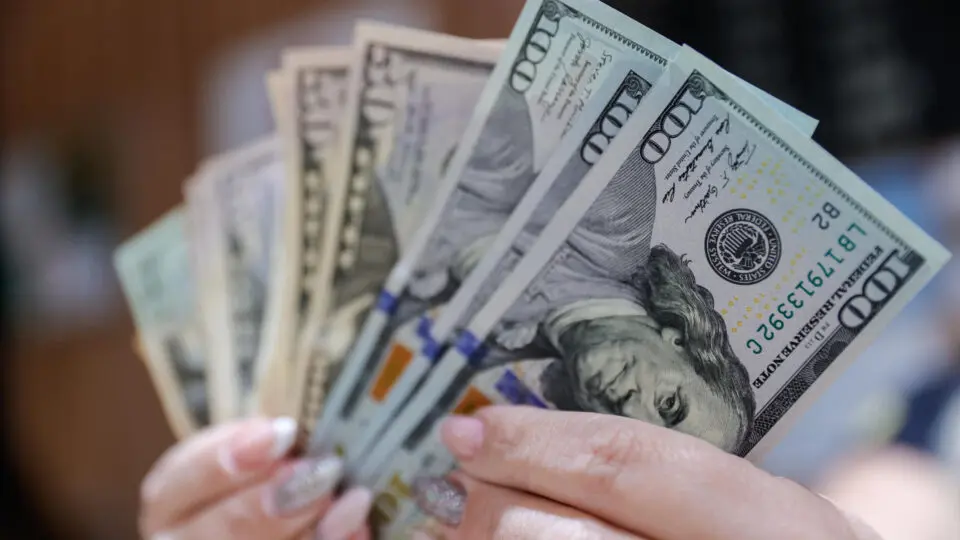Dólar fecha a R$ 5,85 após decisão do Copom e falas de Lula