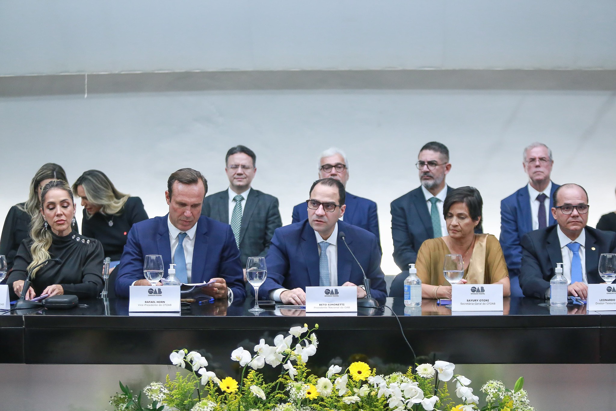 Beto Simonetti (ao microfone) é o primeiro presidente reeleito da OAB Nacional desde a redemocratização.