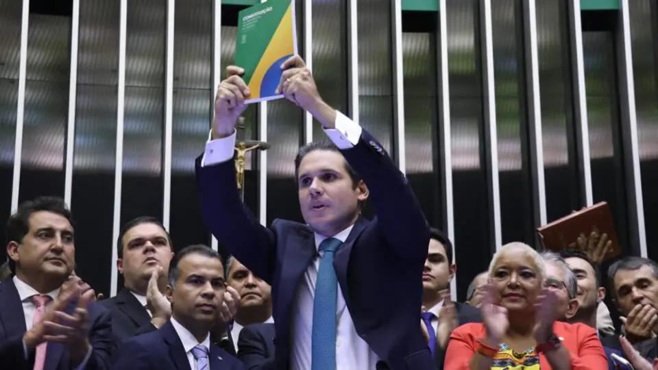 Hugo Motta é eleito Presidente da Câmara e repete gesto de Ulysses Guimarães