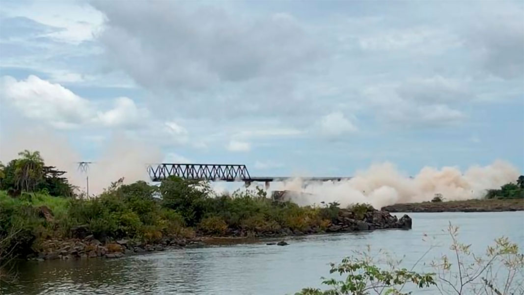 Cerca de 250 kg de explosivos foram utilizados na implosão do que restou da ponte na BR-266 entre Maranhão e Tocantins.