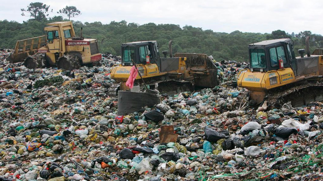 Aterro sanitário de Fazenda Rio Grande recebe 2,5 mil toneladas diárias de resíduos.