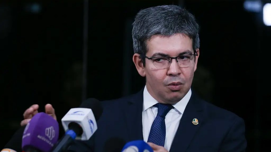 Líder do governo no Congresso diz que o campo democrático &#8220;não chega na esquina&#8221; sem Lula.