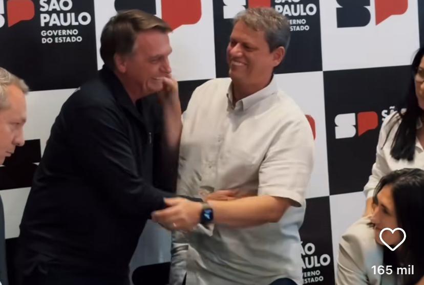 Bolsonaro apareceu de surpresa no meio da reunião com Tarcísio de Freitas e, assim que entrou na sala, foi aplaudido pelos prefeitos.