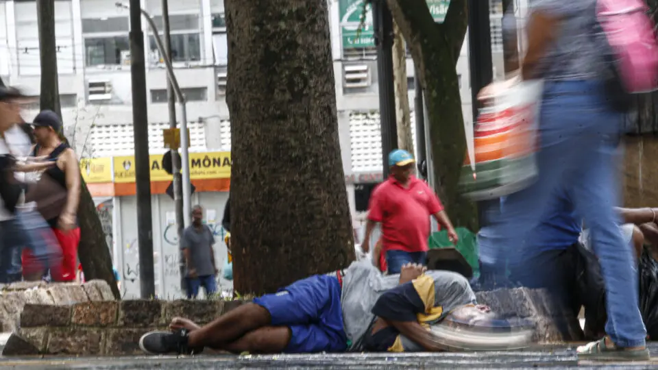 O vereador paulistano Kenji Palumbo (Podemos) propôs o Projeto de Lei nº 53/2025, que sinaliza para a possibilidade de internação compulsória de usuários de drogas durante operações policiais na cidade.