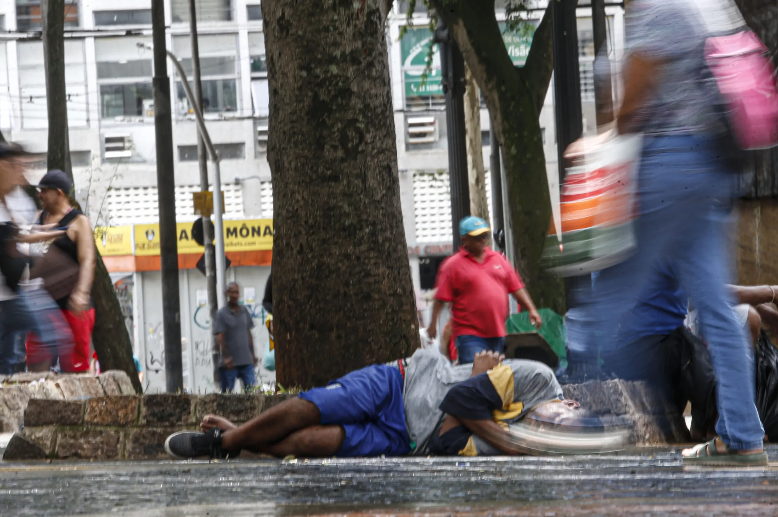 O vereador paulistano Kenji Palumbo (Podemos) propôs o Projeto de Lei nº 53/2025, que sinaliza para a possibilidade de internação compulsória de usuários de drogas durante operações policiais na cidade.