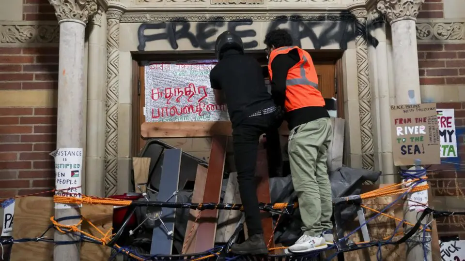 Estudantes reforçam barricadas para manter a polícia fora do acampamento de manifestantes pró-palestinos no campus da Universidade da Califórnia em Los Angeles (UCLA) em Los Angeles, Califórnia, EUA, 01 de maio de 2024.