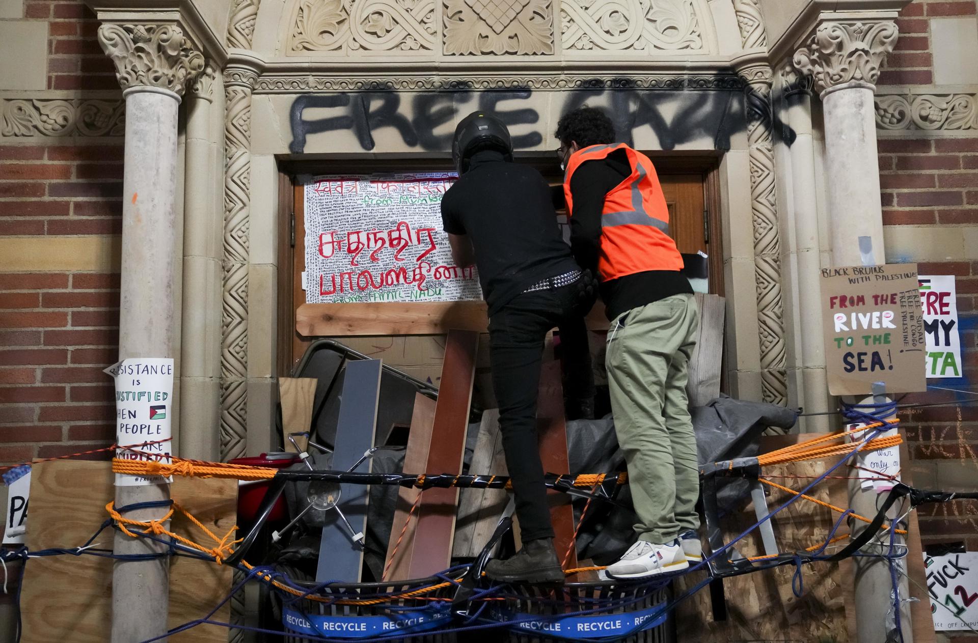 Estudantes em manifestação pró-palestinos no campus da Universidade da Califórnia em Los Angeles (UCLA): diversas instituições foram mobilizadas contra Israel no último ano