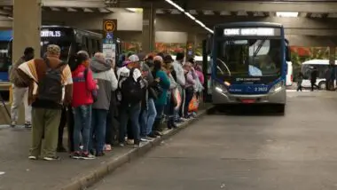 Suspeitas de ligação com o PCC, as empresas TransWolff e UPBus operam linhas que transportam cerca de 700 mil passageiros diariamente em São Paulo.