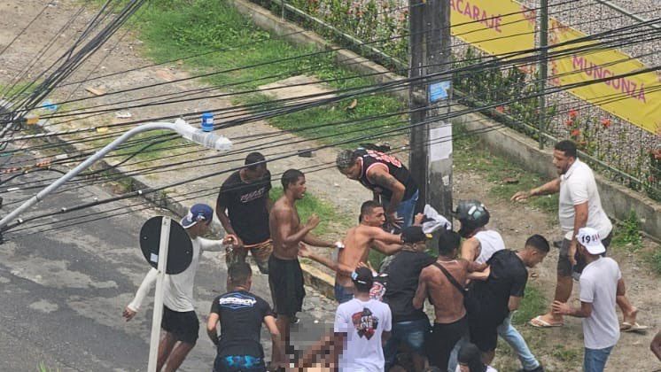 Membros da torcida organizada do Santa Cruz agridem torcedor do Sport, em Recife, Pernambuco, dia 1º de fevereiro de 2025.