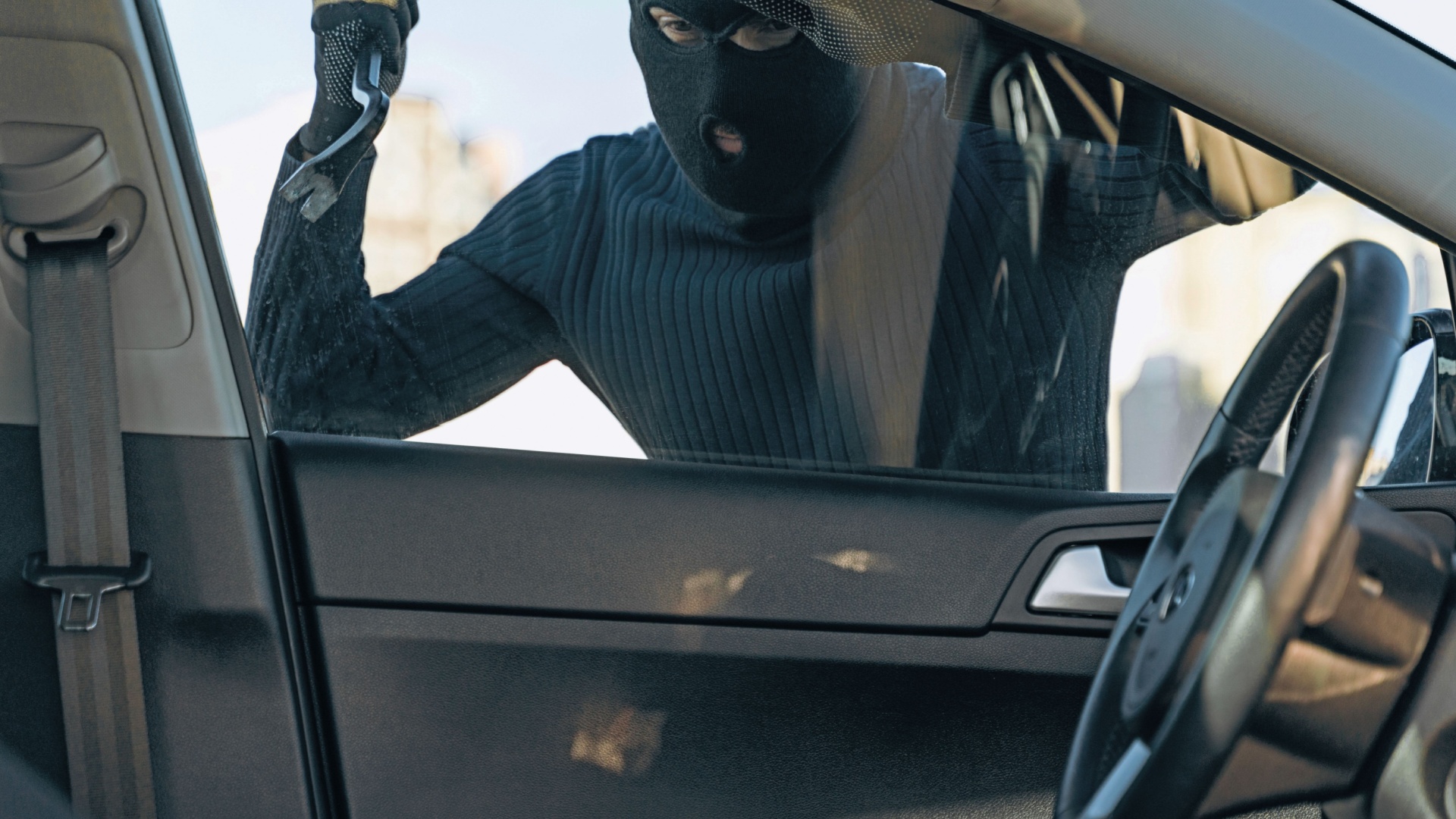 Sistemas de rastreamento modernos oferecem funcionalidades adicionais, como a possibilidade de bloquear o veículo remotamente em caso de roubo