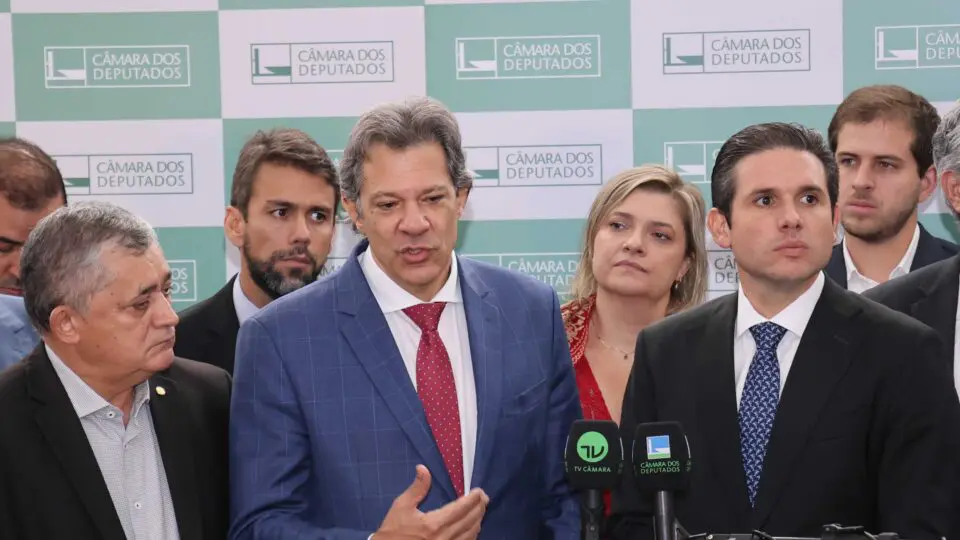 O Ministro da Fazenda, Fernando Haddad, e o Presidente da Câmara dos Deputados, Hugo Motta (REPUBLICANOS - PB) durante entrevista coletiva nesta quarta-feira (5)