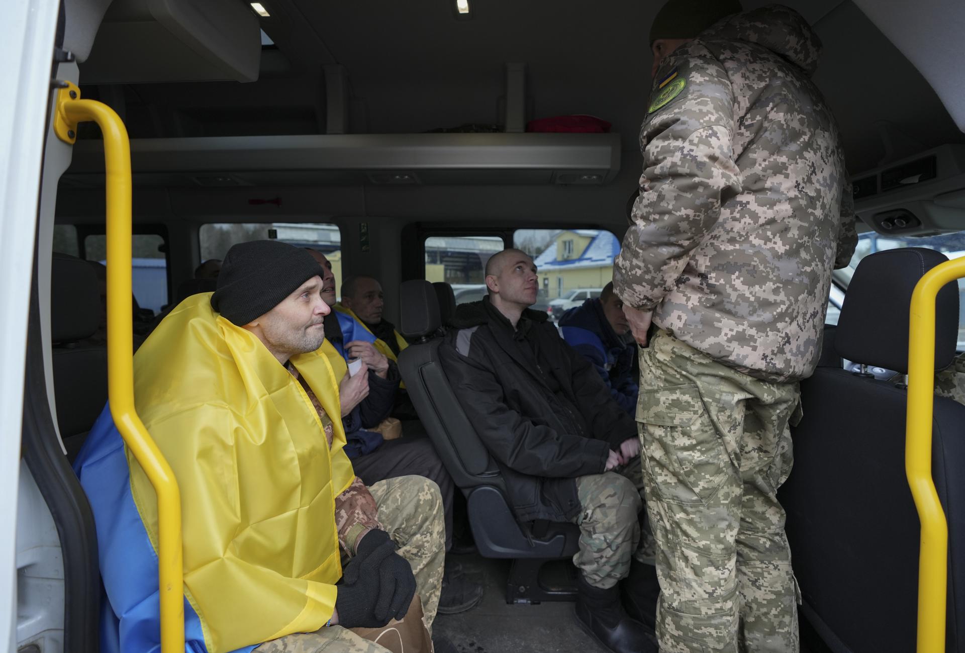 Prisioneiros de guerra ucranianos que foram libertados na troca com a Rússia nesta quarta (5)