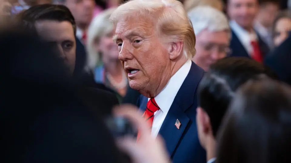 Trump assina decreto que proíbe participação de atletas transgêneros em esportes femininos nos EUA