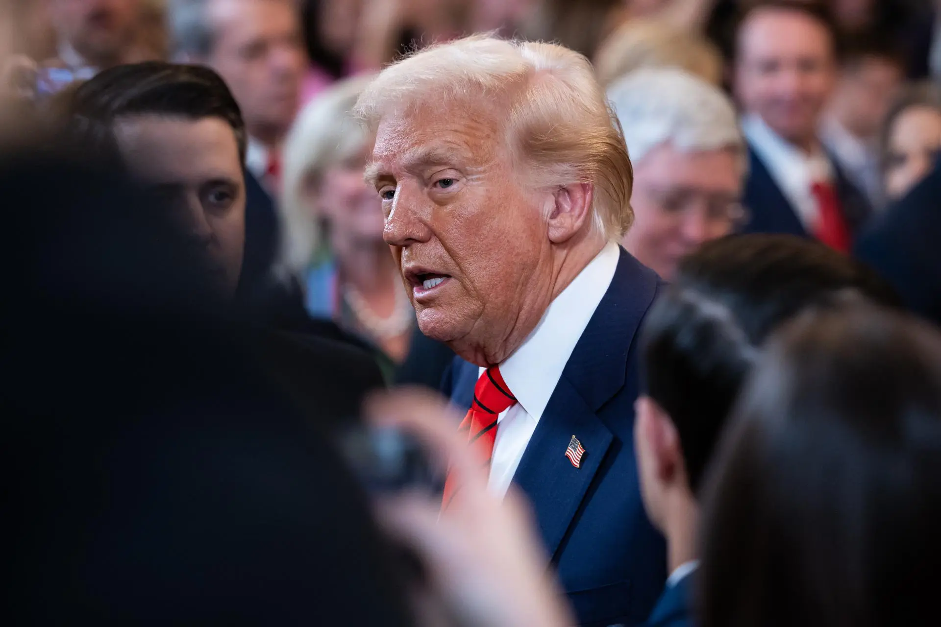 Trump assina decreto que proíbe participação de atletas transgêneros em esportes femininos nos EUA