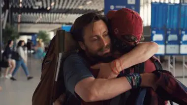 Benji (Kieran Culkin) abraça o primo David (Jesse Eisenberg) ao retornarem da Polônia