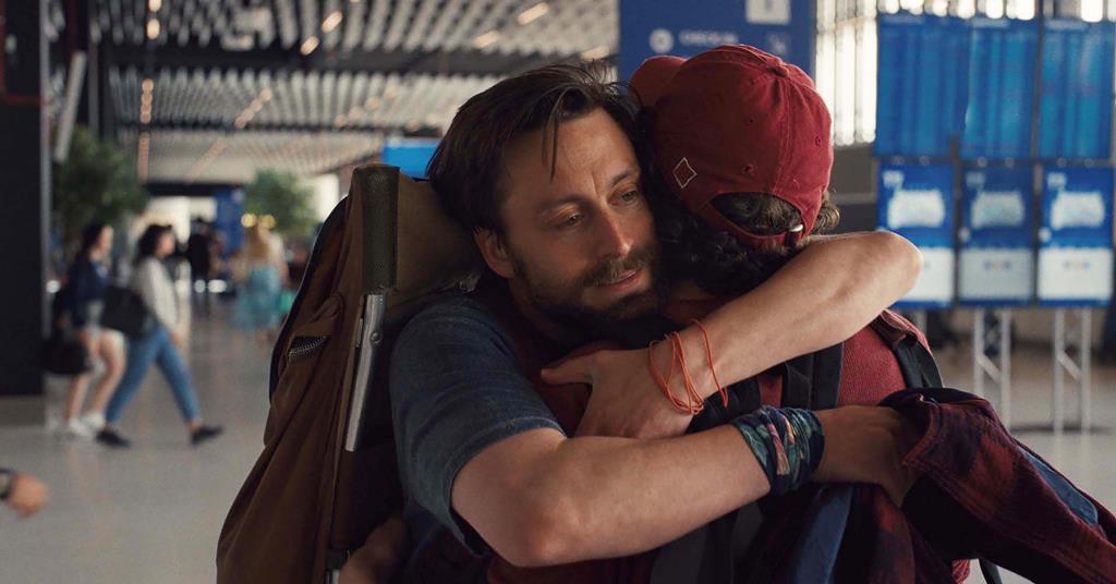 Benji (Kieran Culkin) abraça o primo David (Jesse Eisenberg) ao retornarem da excursão