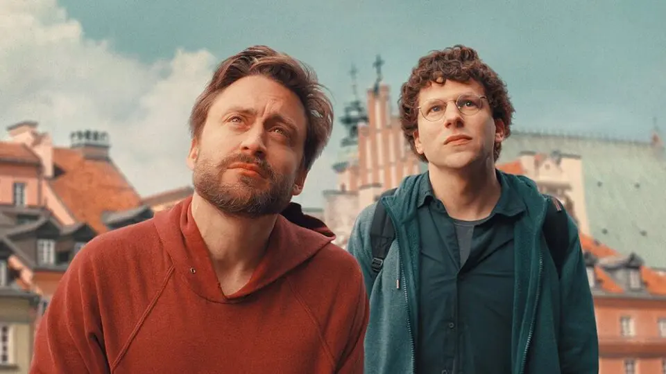 O ator Kieran Culkin e o ator, diretor e roteirista Jesse Eisenberg em cena de A Verdadeira Dor